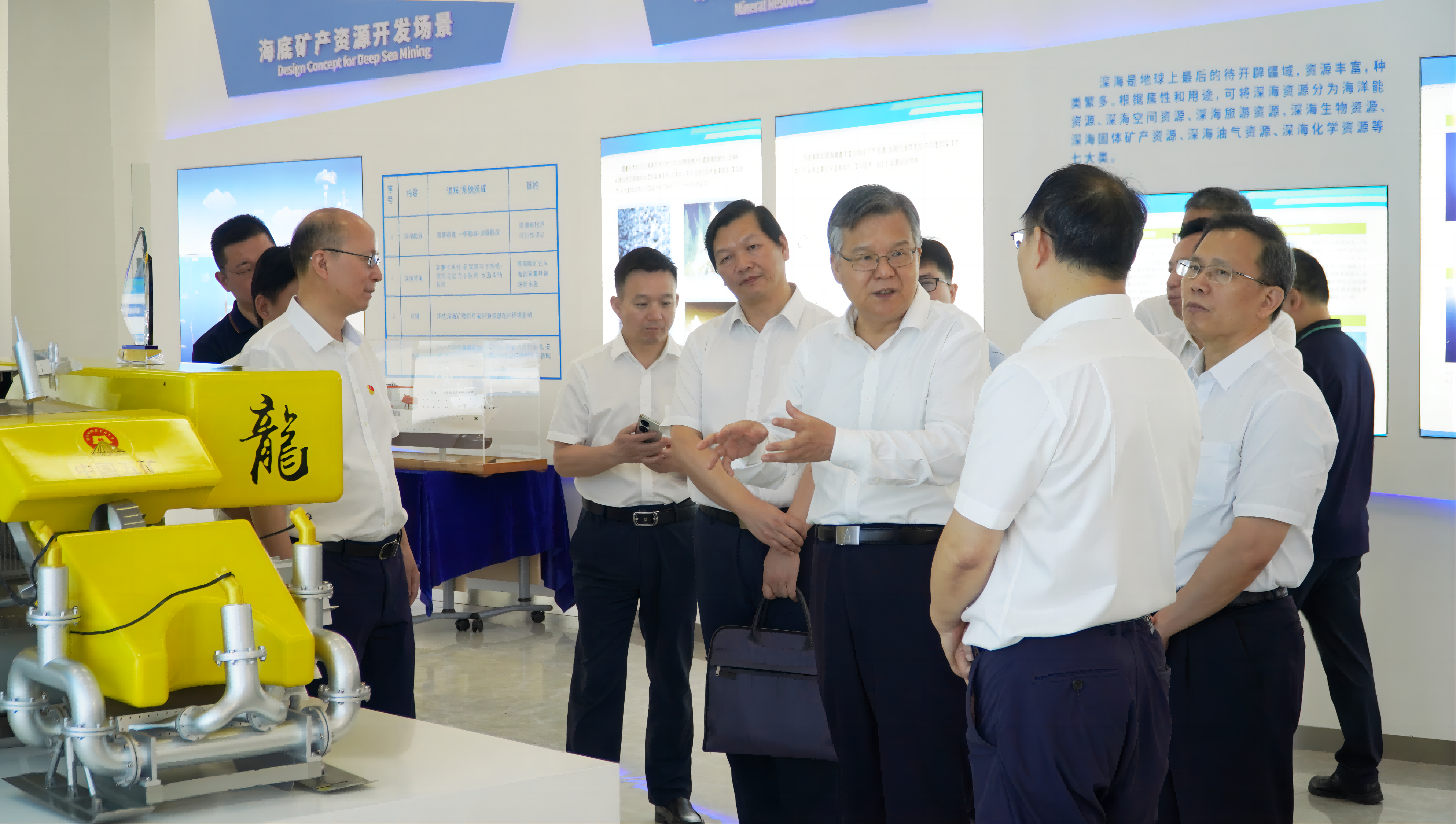 湖南省委常委、常務(wù)副省長(zhǎng)李殿勛到長(zhǎng)沙礦冶院調(diào)研