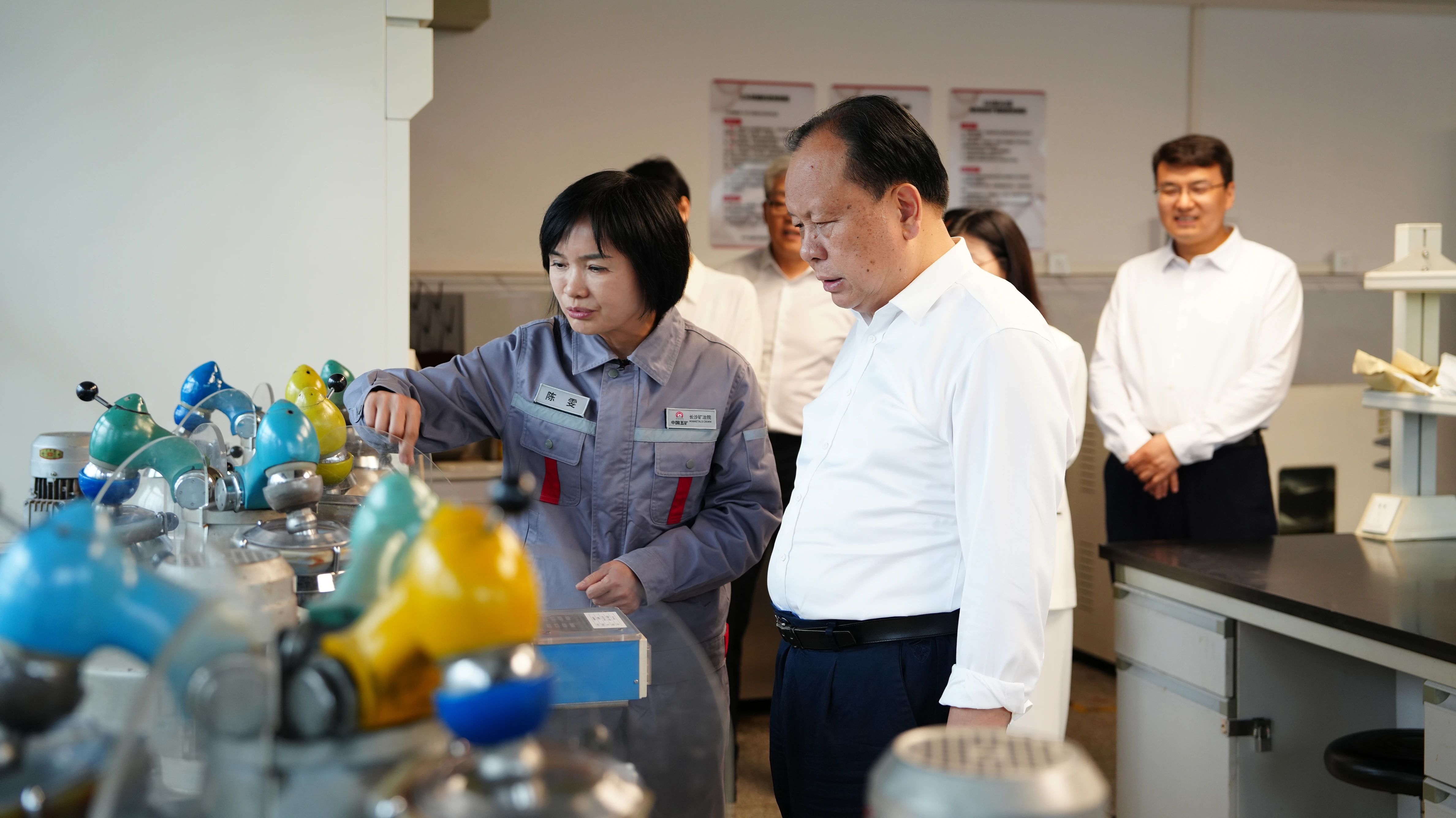 周農(nóng)到長(zhǎng)沙礦冶院調(diào)研并慰問勞動(dòng)模范