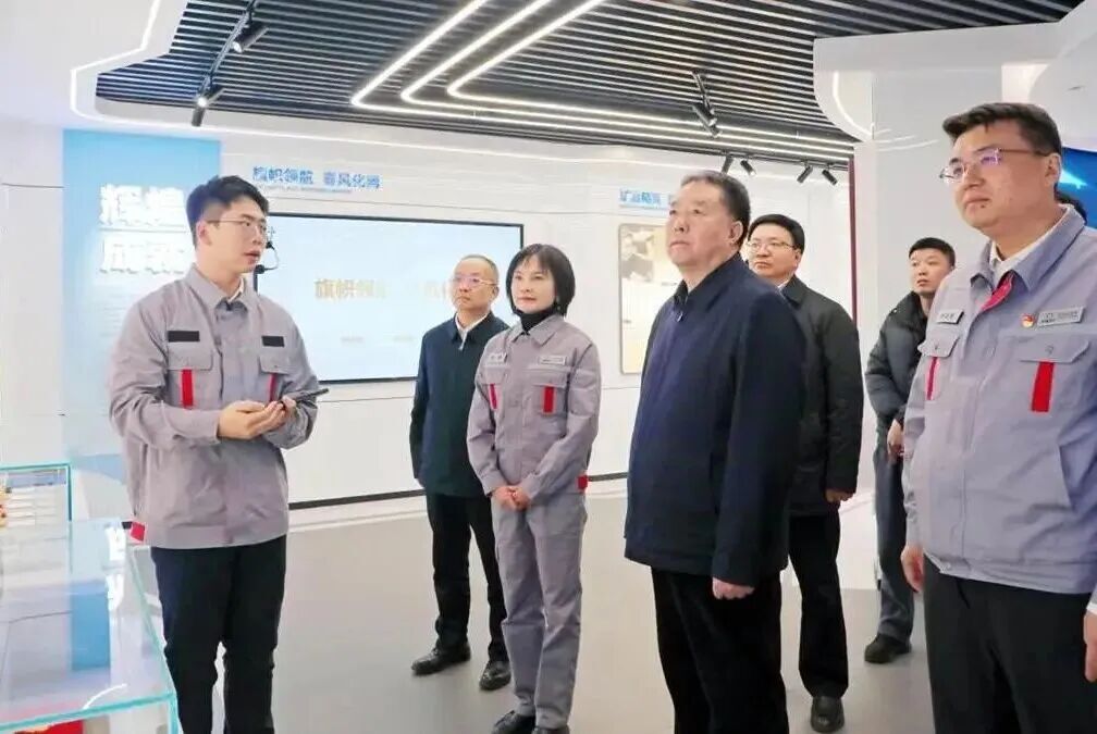 湖南省政協(xié)主席毛萬(wàn)春來長(zhǎng)沙礦冶院調(diào)研